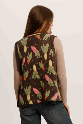 HarvestHug Knit Vest – Cozy Sleeveless Cardigan with Carrot Motif